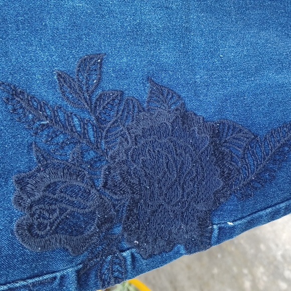 DG2 By Diane Gilman Women’s Jeans - Size 2, embroidered - Picture 5 of 6